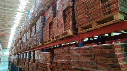 进口方便面的仓储托管日记：从清关到入库每一步精密守护 当一包方便面从港口走向超市货架，仓储环节就像它的 “临时栖息地”—— 既要挡住潮湿的 “侵袭”，又要管好货架上的 “秩序”，还要确保每一口面饼、每包调料都保持最佳状态。  【第一章：仓库 “入住须知”】 进口方便面清关之后第一站就是仓库。但想 “住得舒服”，得先过三道 “门槛”： 身份核验：每箱方便面都要出示 “身份证”—— 生产日期、保质期、